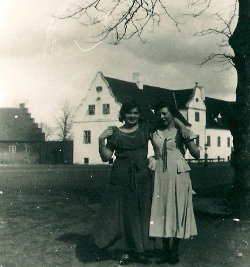 Gerning - 2 stuepiger foran Bidstrup 1932