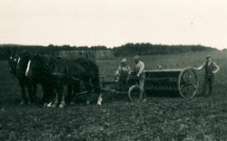 Gerning - Marken bliver sået på Bidstrup 1932