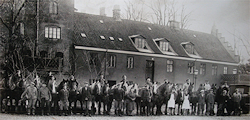 Arbejdsstyrken på Broholm 1947. Peter Knudsen ses til hest længst til venstre.