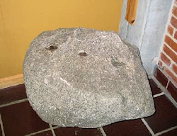 Malle - Stenen med de 3 jernkiler (foto: Charlotte Lindhart)