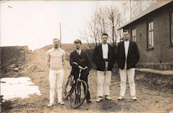 Underup - Ottos far, Marius Jørgensen Pedersen, 1919, yderst til højre. Han var formand for gymnastikforeningen i Torp Forsamlingshus.