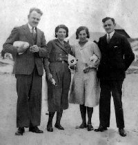 Cykeltur til Vesterhavet. Naturligvis har man slips og jakke på. Fra højre: Barber Mikkelsen og Marie Mikkelsen, Vorgod; mine forældre Anna og Johannes Filskov Andersen.