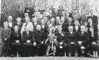 Familien fotograferet på Højen til Alma og Henrys bryllup i 1945.