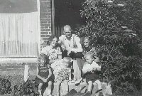 Emma, Michael, Ellen Rix, Anna Marie, Preben og Anders  foran frisørsalonen. 1939.